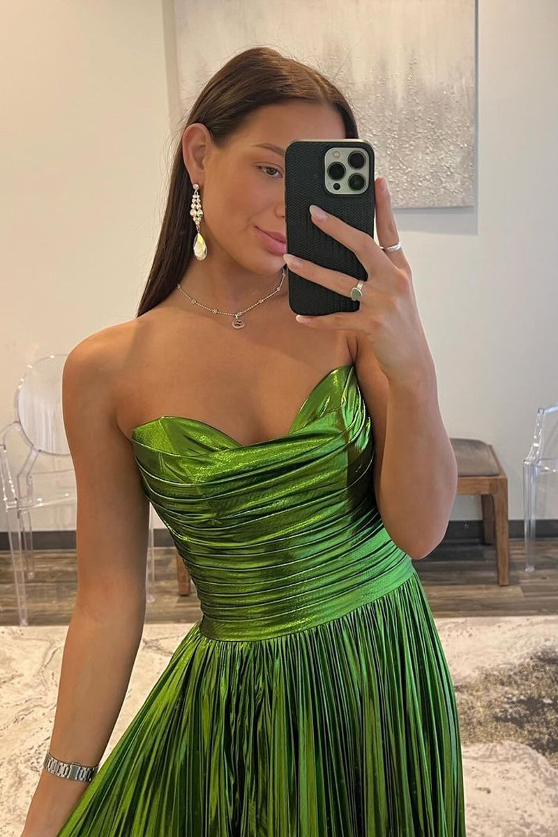 Vestidos de fiesta largos plisados de corte A sin tirantes y color verde metalizado