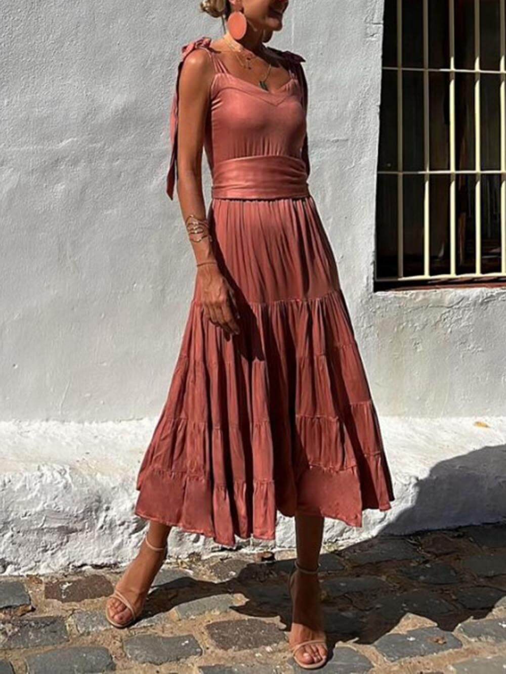 Schulterfreies Midikleid mit Rüschen