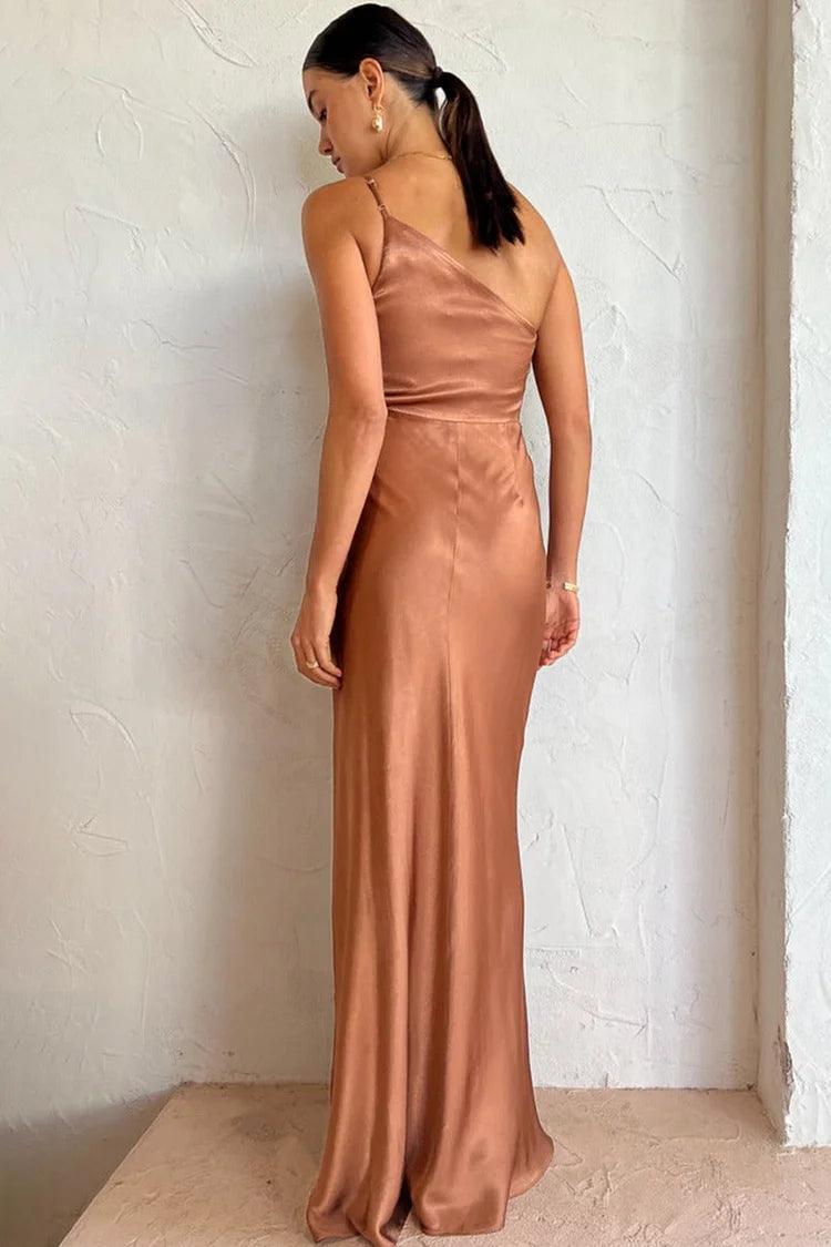 Einschultriges, hochgeschlitztes, gerüschtes Abendkleid mit Camisole-Maxikleid