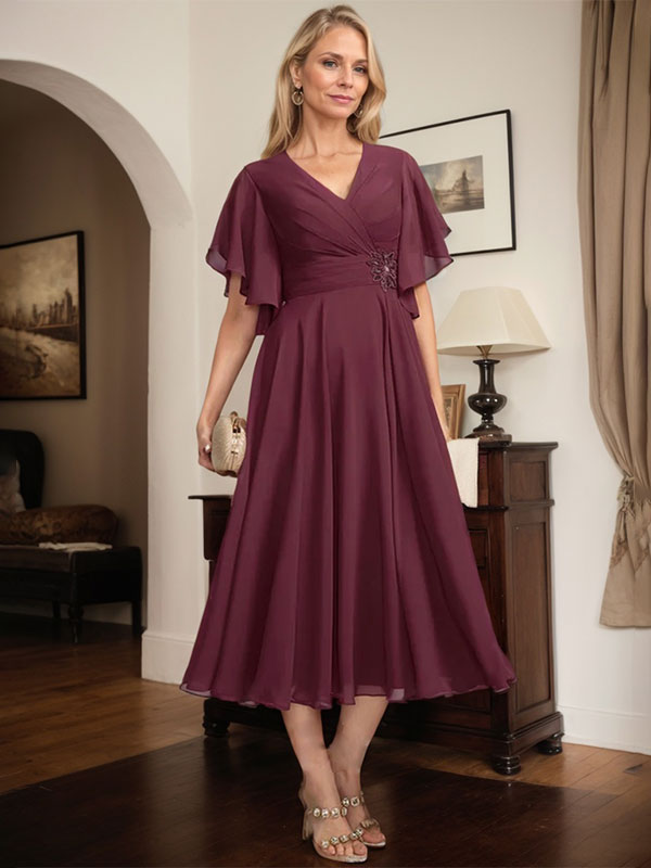 A-Linie, V-Ausschnitt, knielang, Chiffonkleid für die Brautmutter mit plissierten Perlen