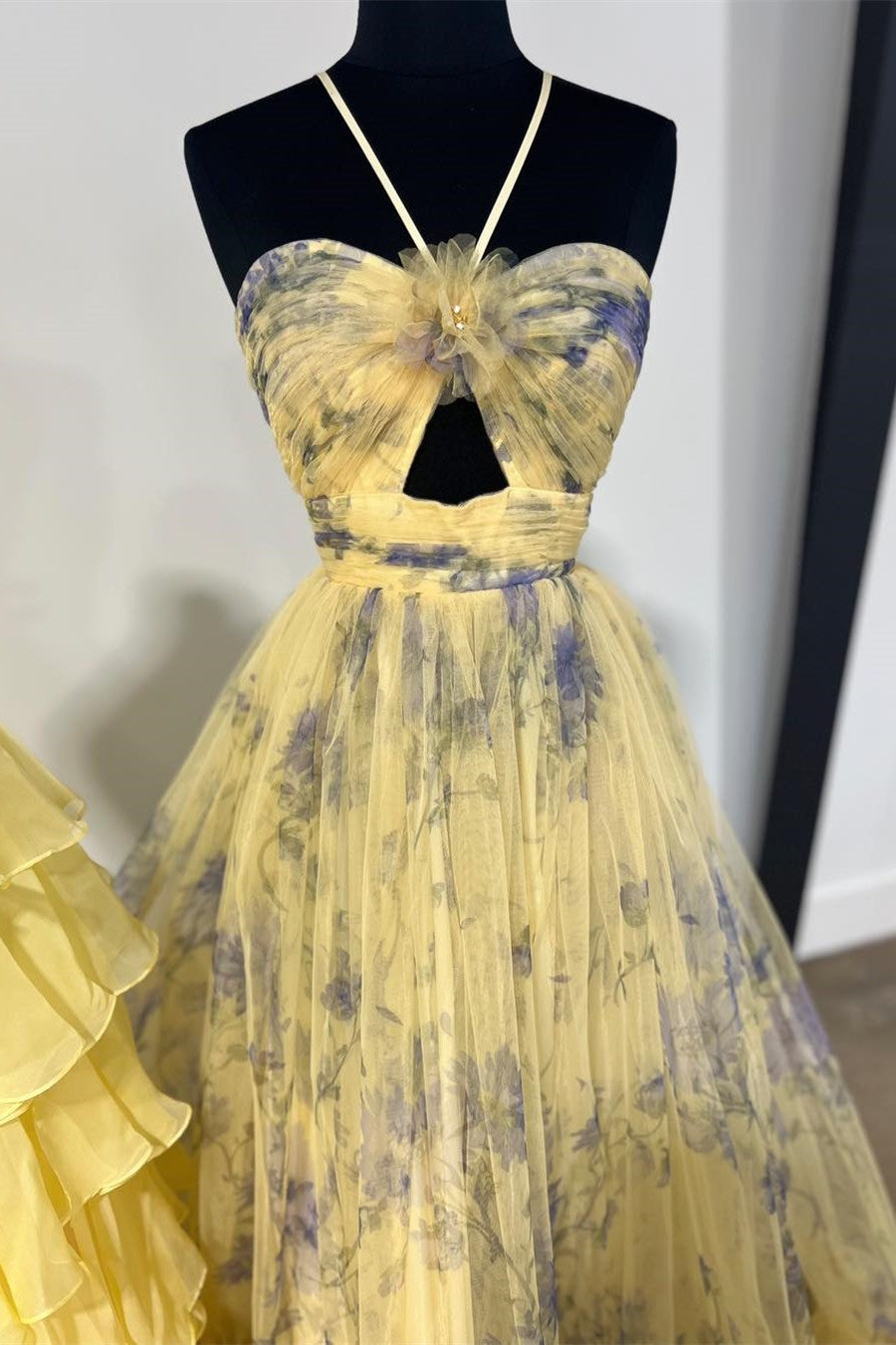 Langes Ballkleid in A-Linie mit Neckholder und Schlüsselloch