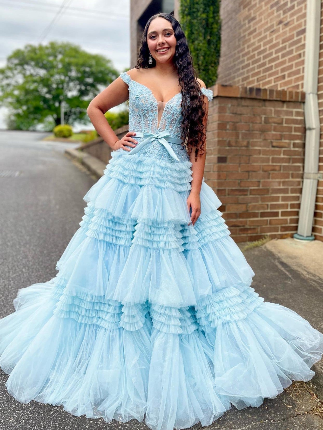 Vestido de fiesta largo rosa claro con volantes y corte princesa en A y hombros descubiertos de Roycebridal