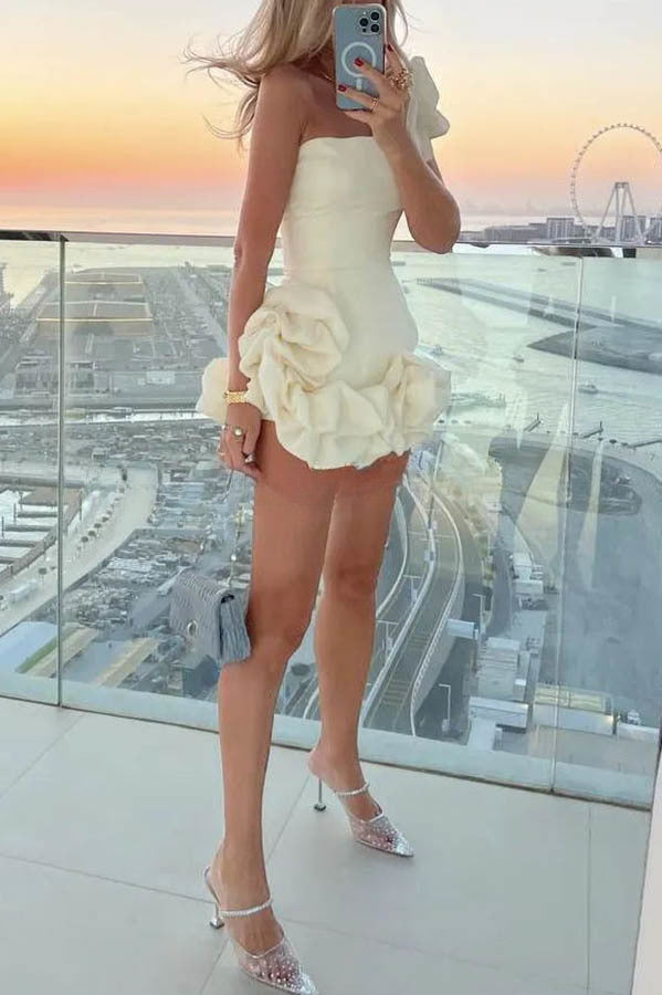Entzückendes und elegantes Vibe – Schulterfreies Minikleid mit Volant