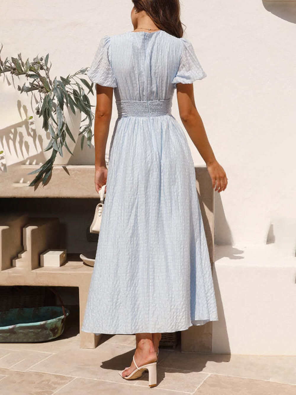 Kleid mit Puffärmeln, V-Ausschnitt und langem Oversize-Saum
