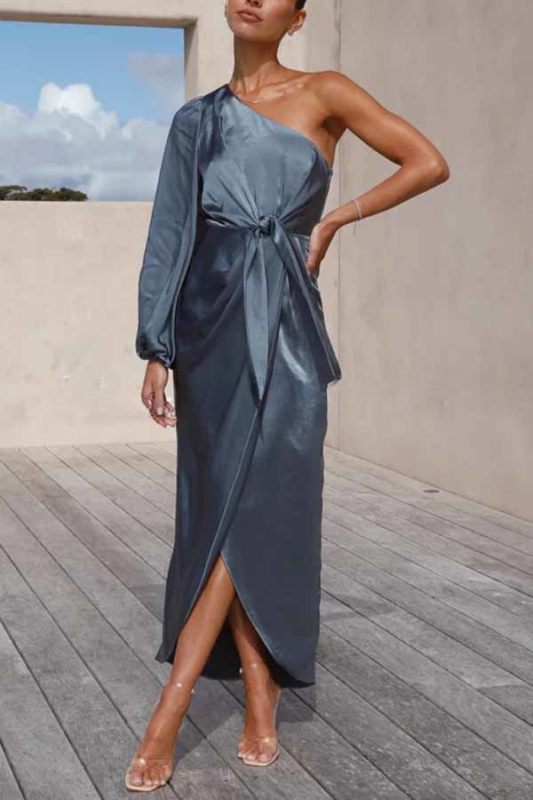 Endaring Romance – Maxikleid aus Satin mit One-Shoulder-Träger und Schlitz vorne zum Binden