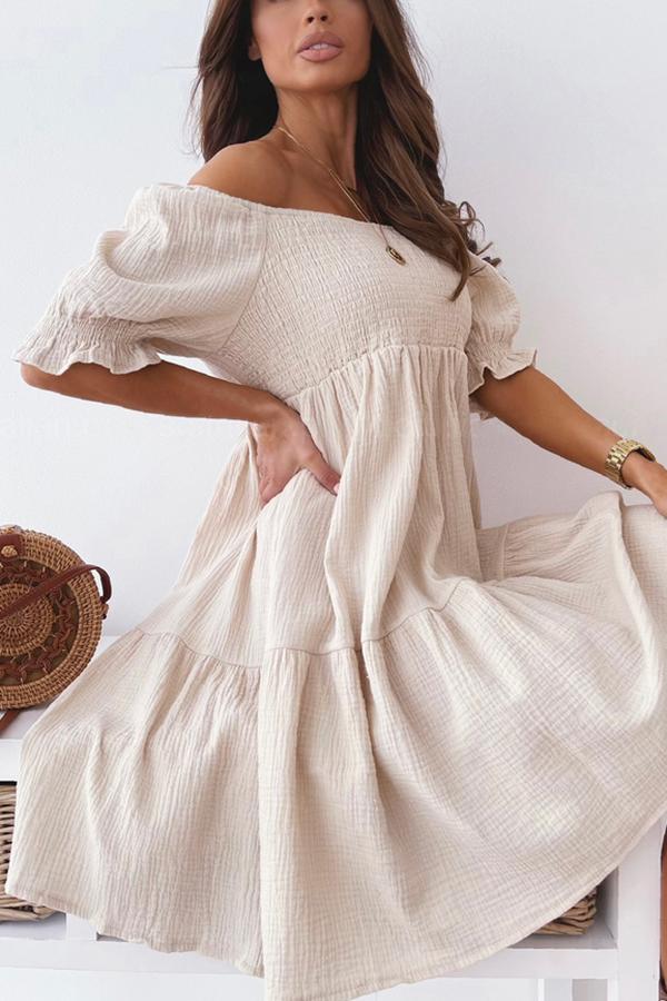 Enchanted – Schulterfreies, lockeres Kleid mit Smokarbeit