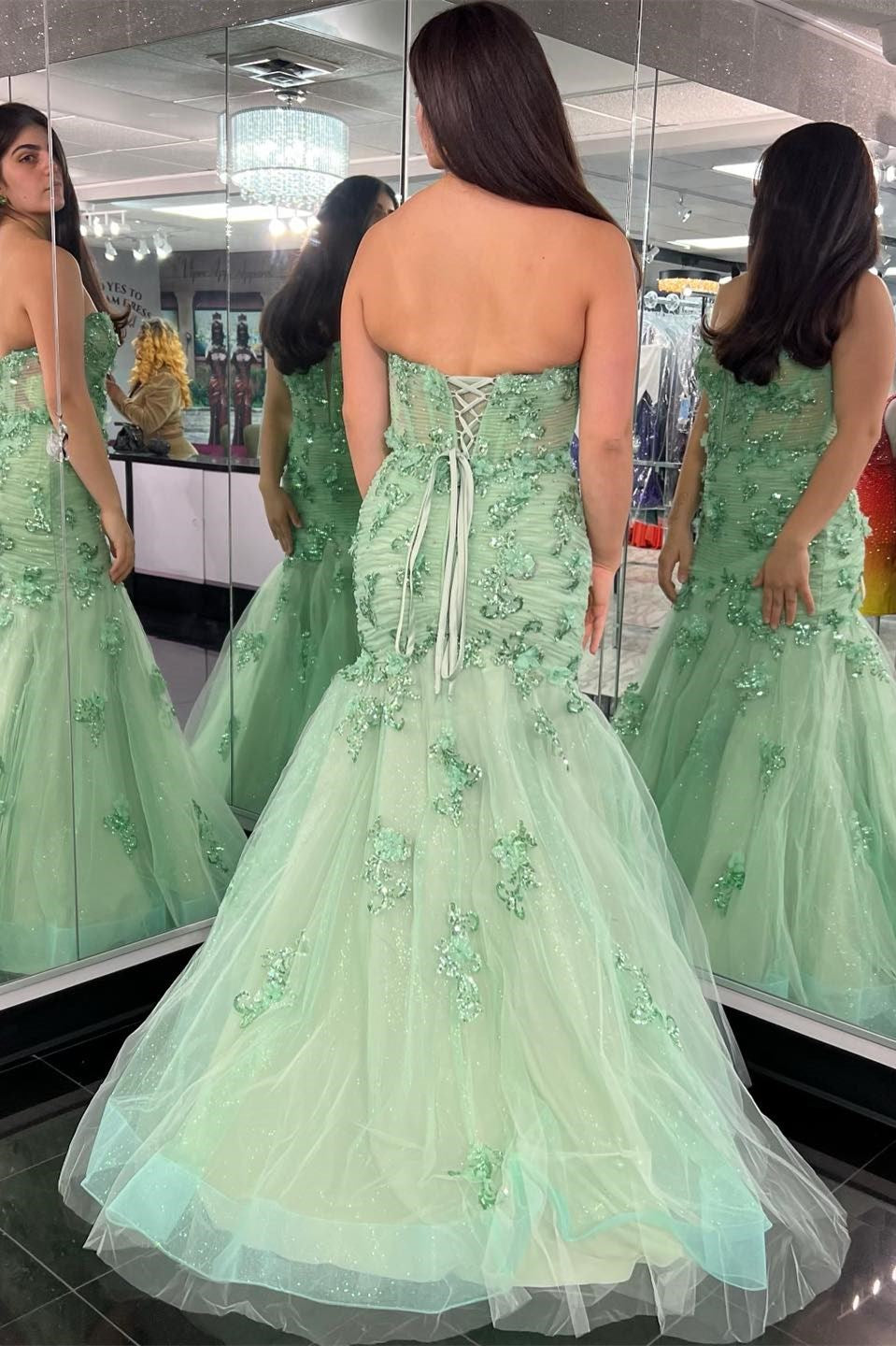 Vestido formal largo de corte trompeta sin tirantes con apliques verde salvia