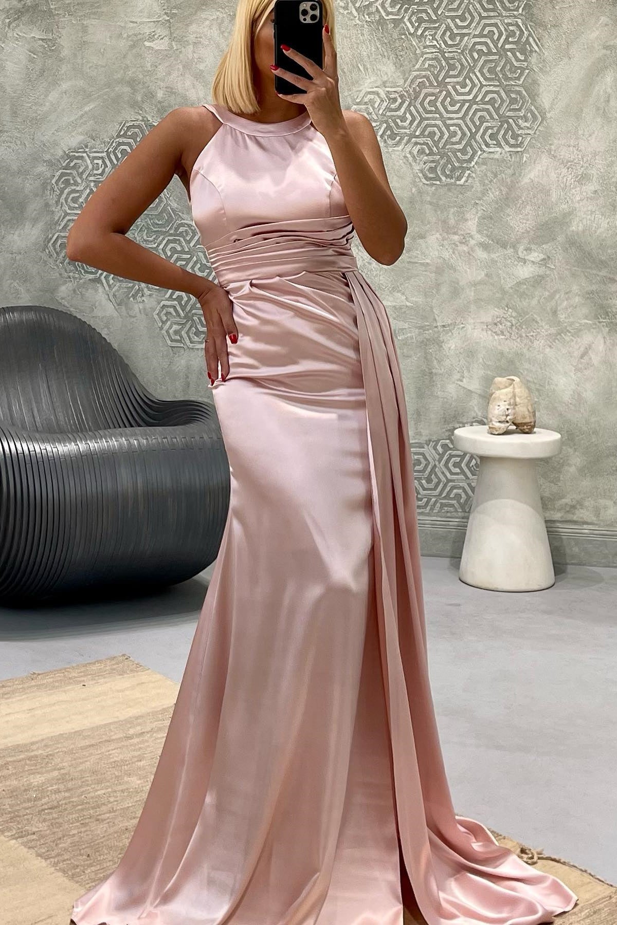 Elegante vestido de fiesta formal de satén con joya y corte sirena largo