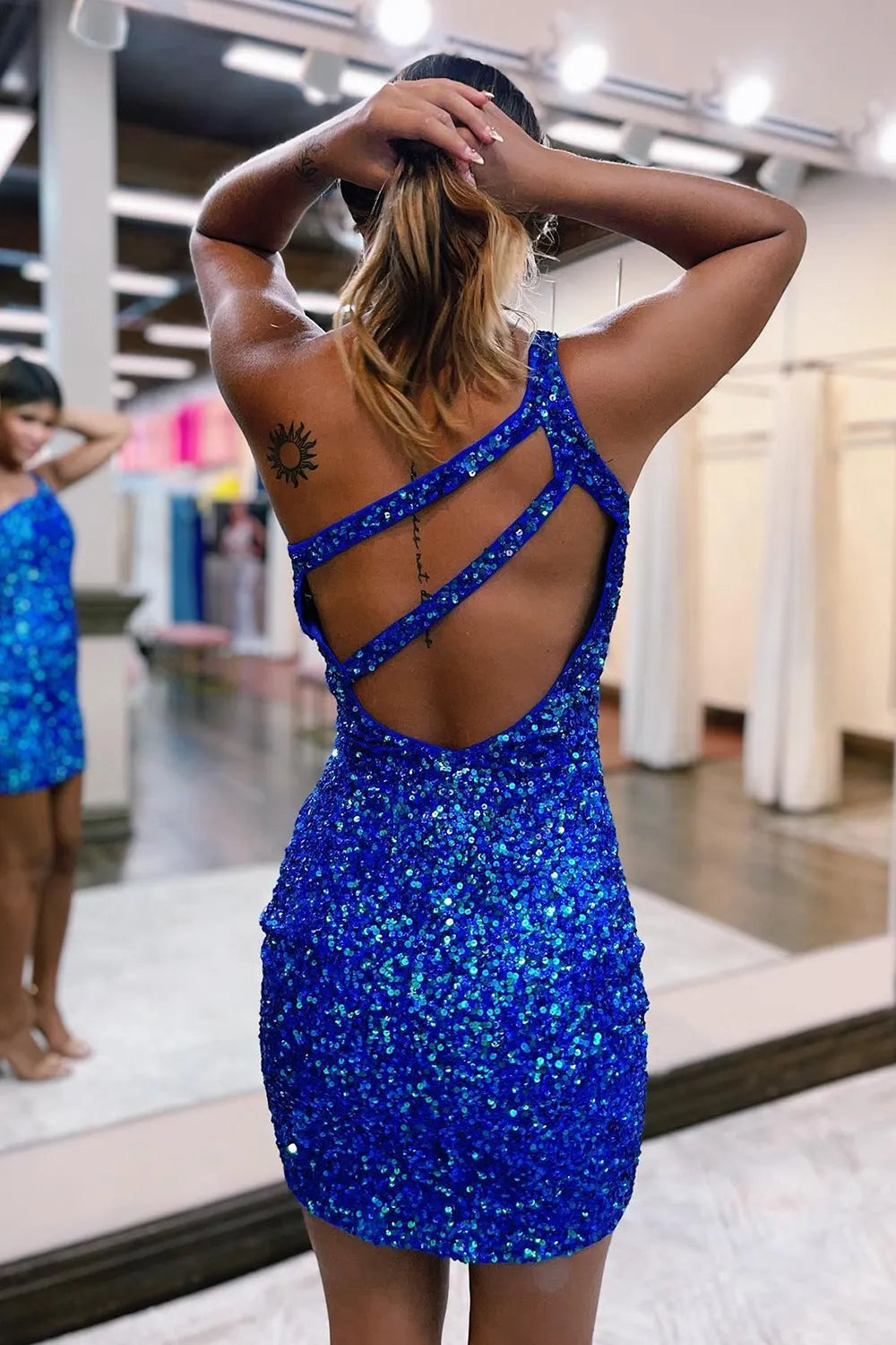 Vestido de fiesta ajustado con lentejuelas y un solo hombro