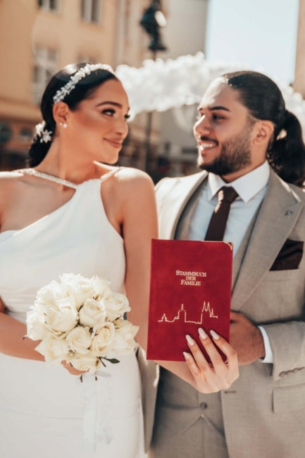 Obsessing – Langes, weißes Brautkleid mit One-Shoulder-Träger und ärmellosem Schlitz
