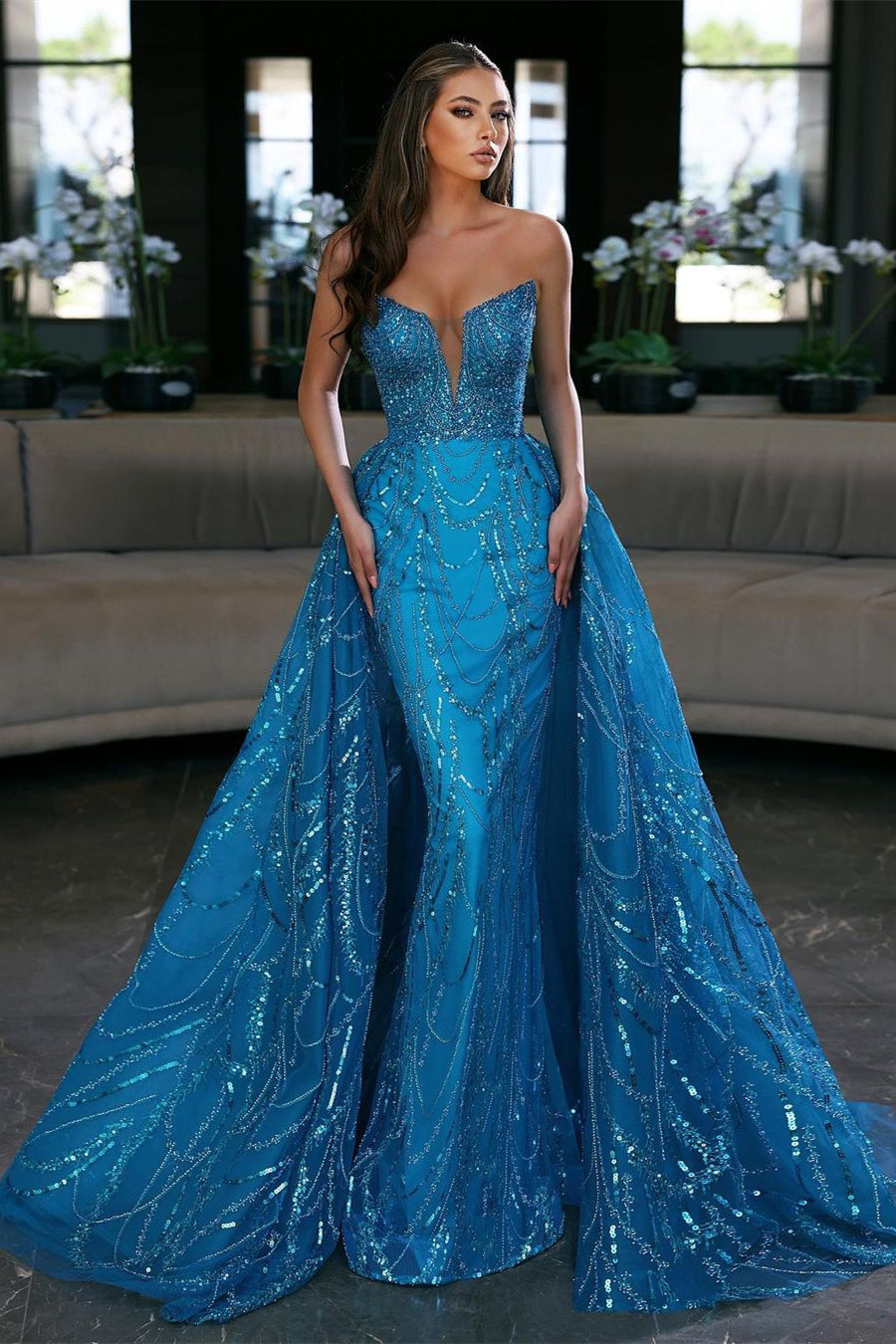 Vestido de noche sin tirantes, sin mangas y adornado con lentejuelas azules y cola desmontable