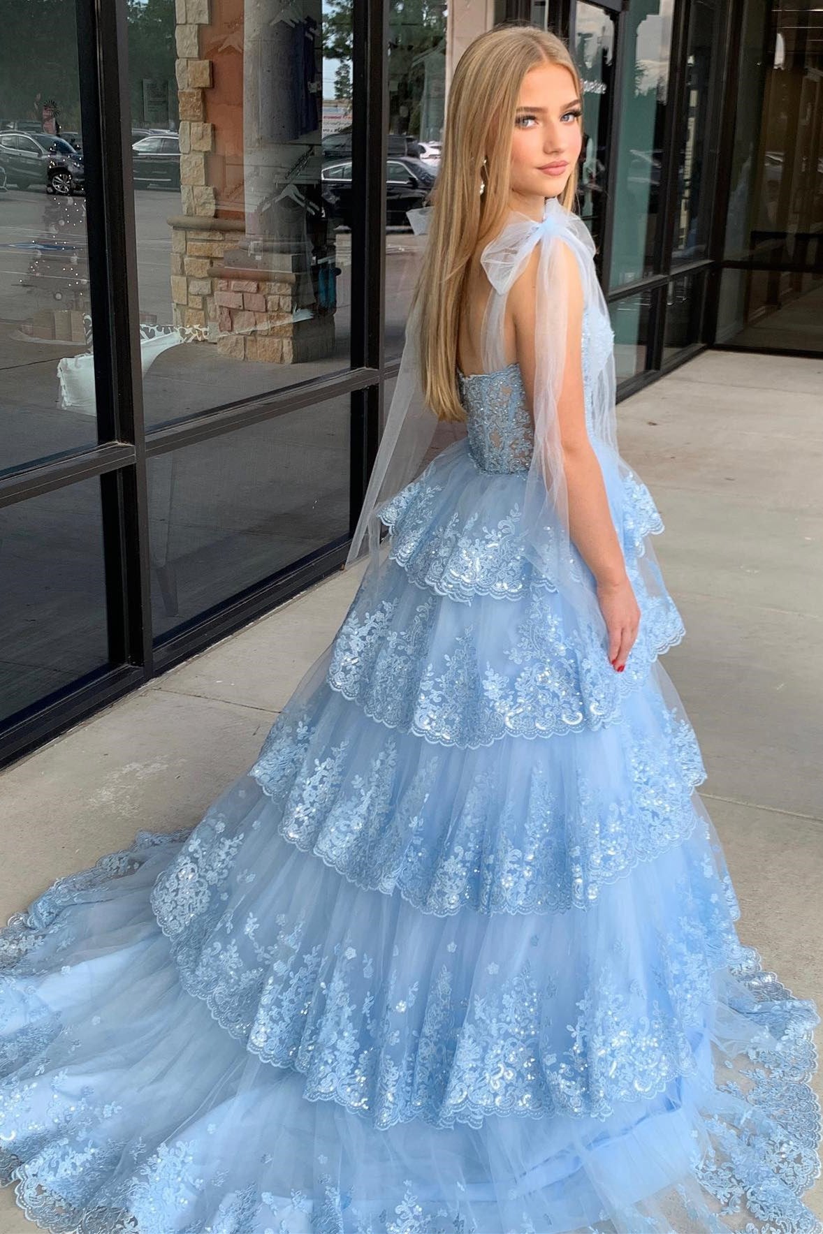 Langes Ballkleid mit Tüllapplikationen, Bindebändern und Rüschen