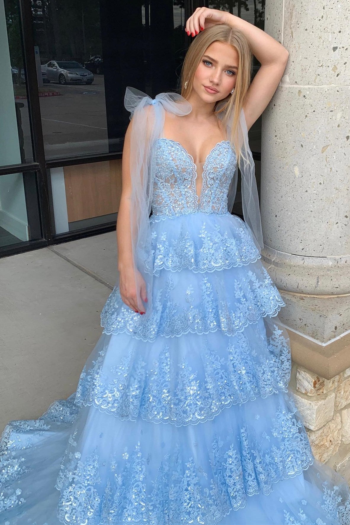 Langes Ballkleid mit Tüllapplikationen, Bindebändern und Rüschen