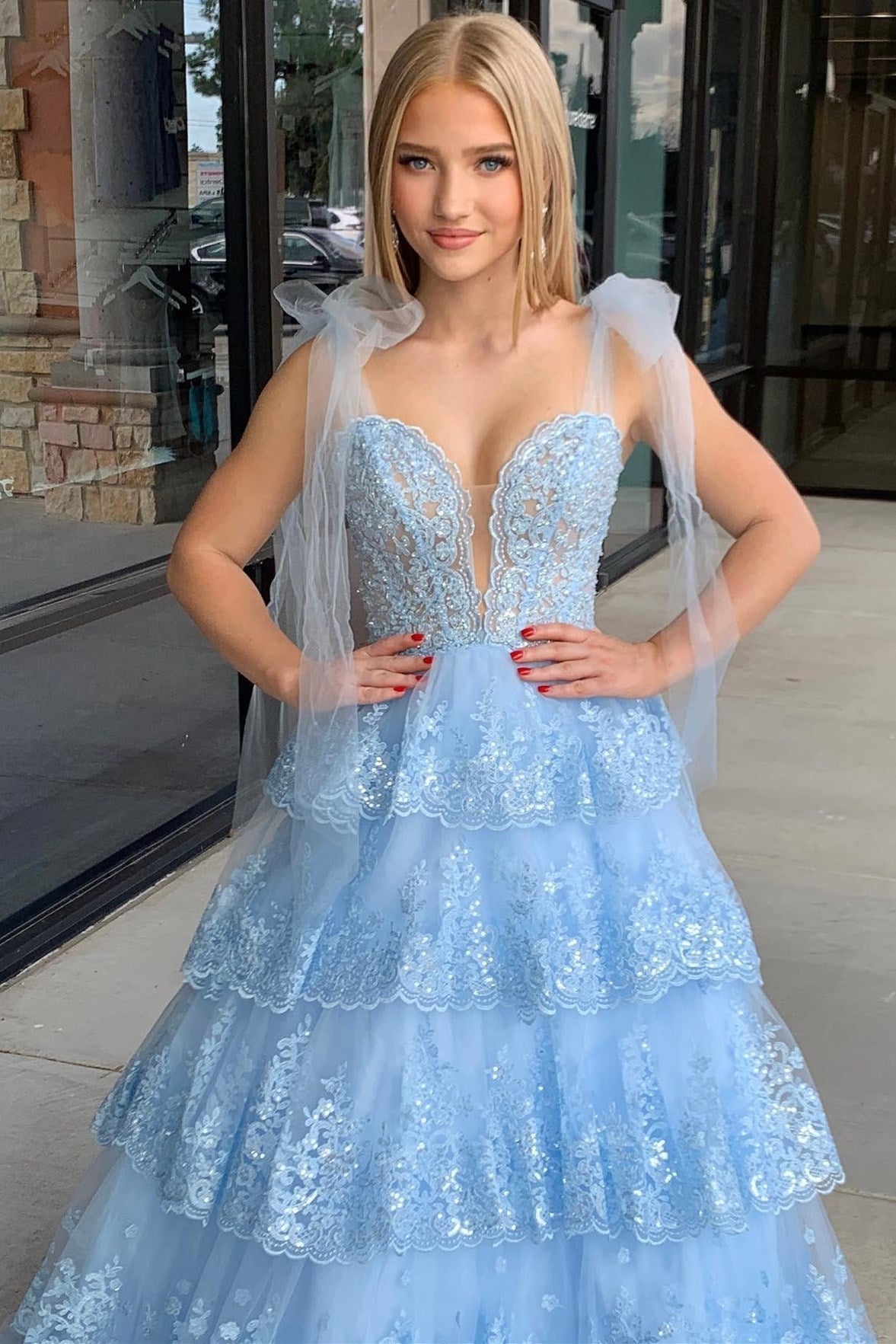 Langes Ballkleid mit Tüllapplikationen, Bindebändern und Rüschen