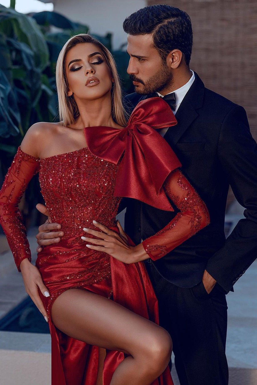 Vestido de fiesta de sirena con lentejuelas, manga larga y lazo color burdeos con abertura