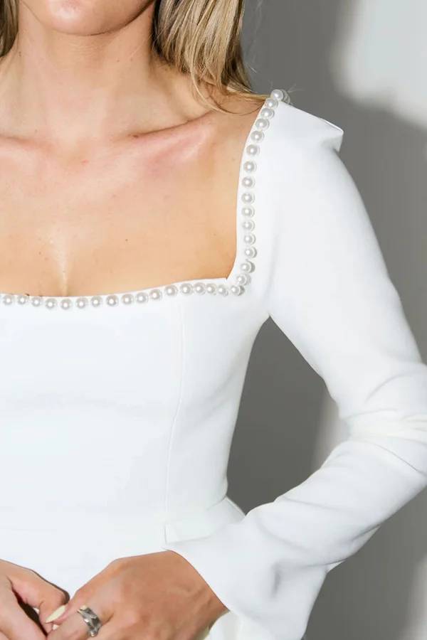 „You'll Remember Me“ – Perlenverziertes, langärmliges Minikleid mit quadratischem Ausschnitt