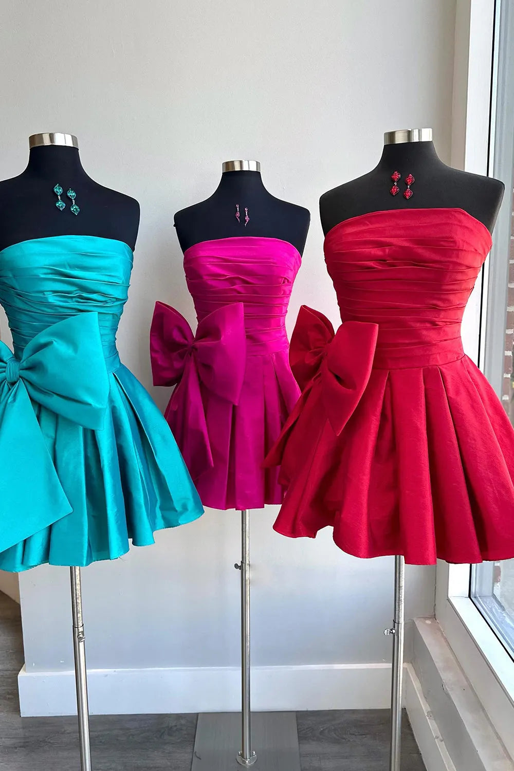 A-Linien-Partykleid ohne Träger und mit Plissee und Schleife