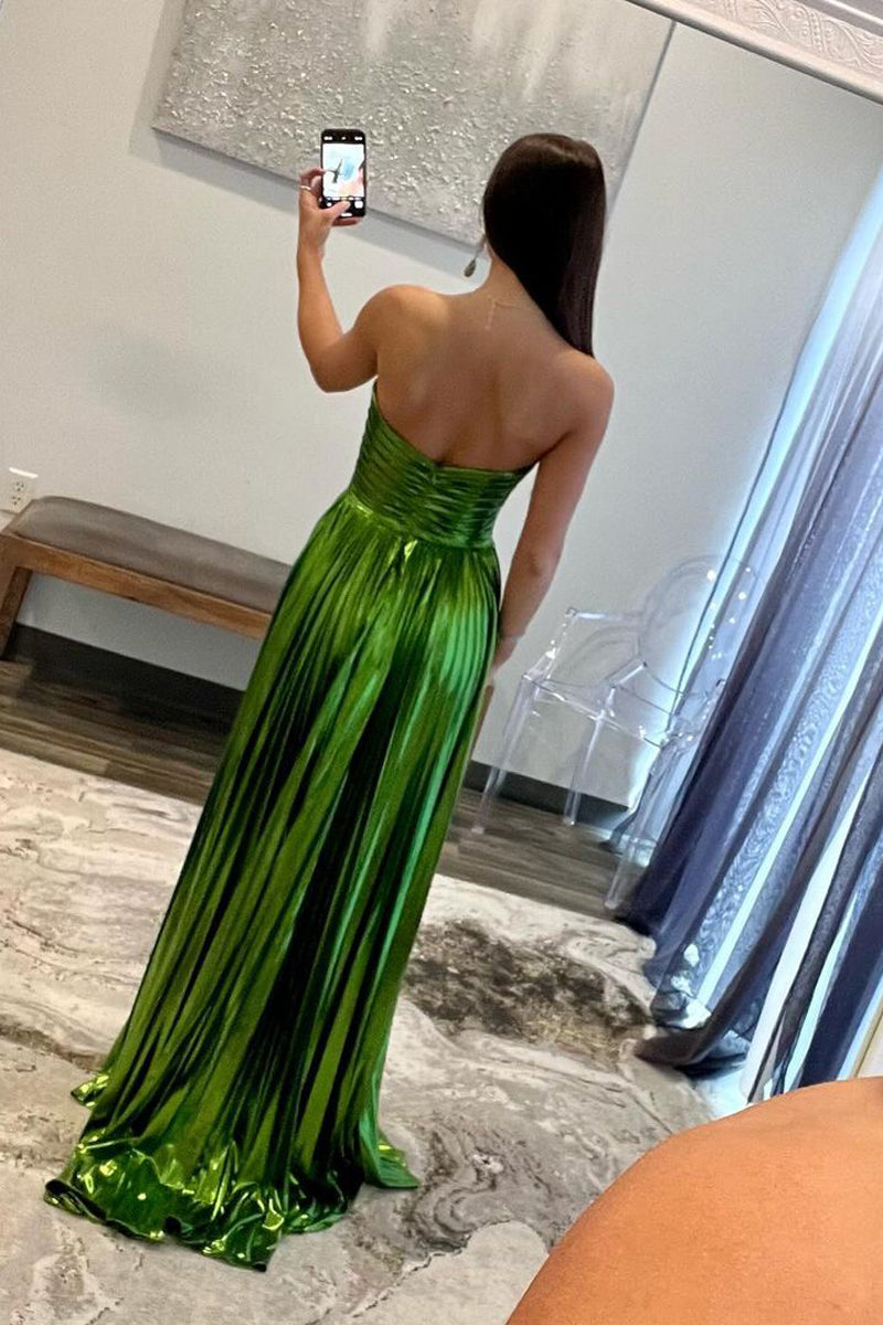 Vestidos de fiesta largos plisados de corte A sin tirantes y color verde metalizado