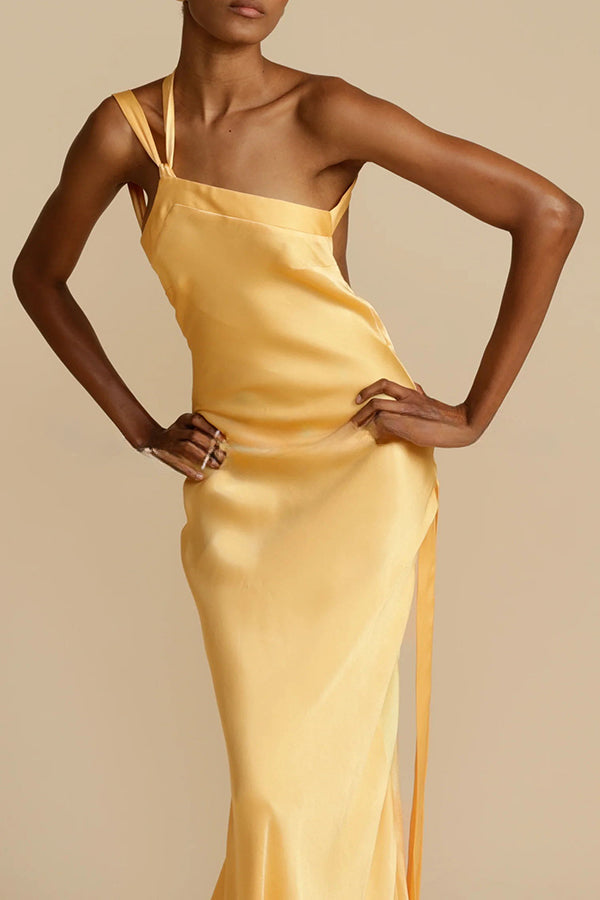 Moonlit Soiree – Asymmetrisches Maxikleid aus Satin mit einer Schulter und rückenfreiem Träger