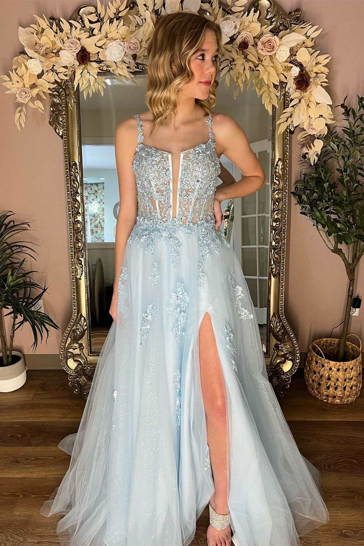 Vestido de fiesta de corte A con escote dividido y encaje floral azul claro con abertura
