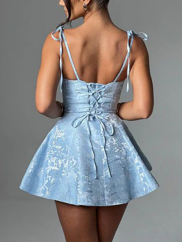 Schlankmachendes Minikleid mit A-Saum und Jacquard-Textur und Strapsen