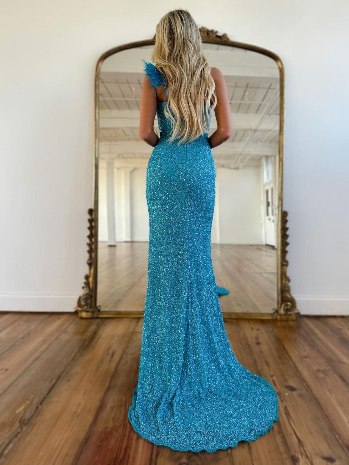 Vestido de fiesta de sirena con lentejuelas y un hombro al descubierto