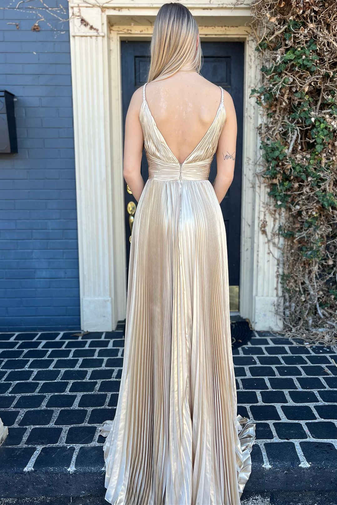 Vestido de fiesta largo plisado dorado con escote en V pronunciado