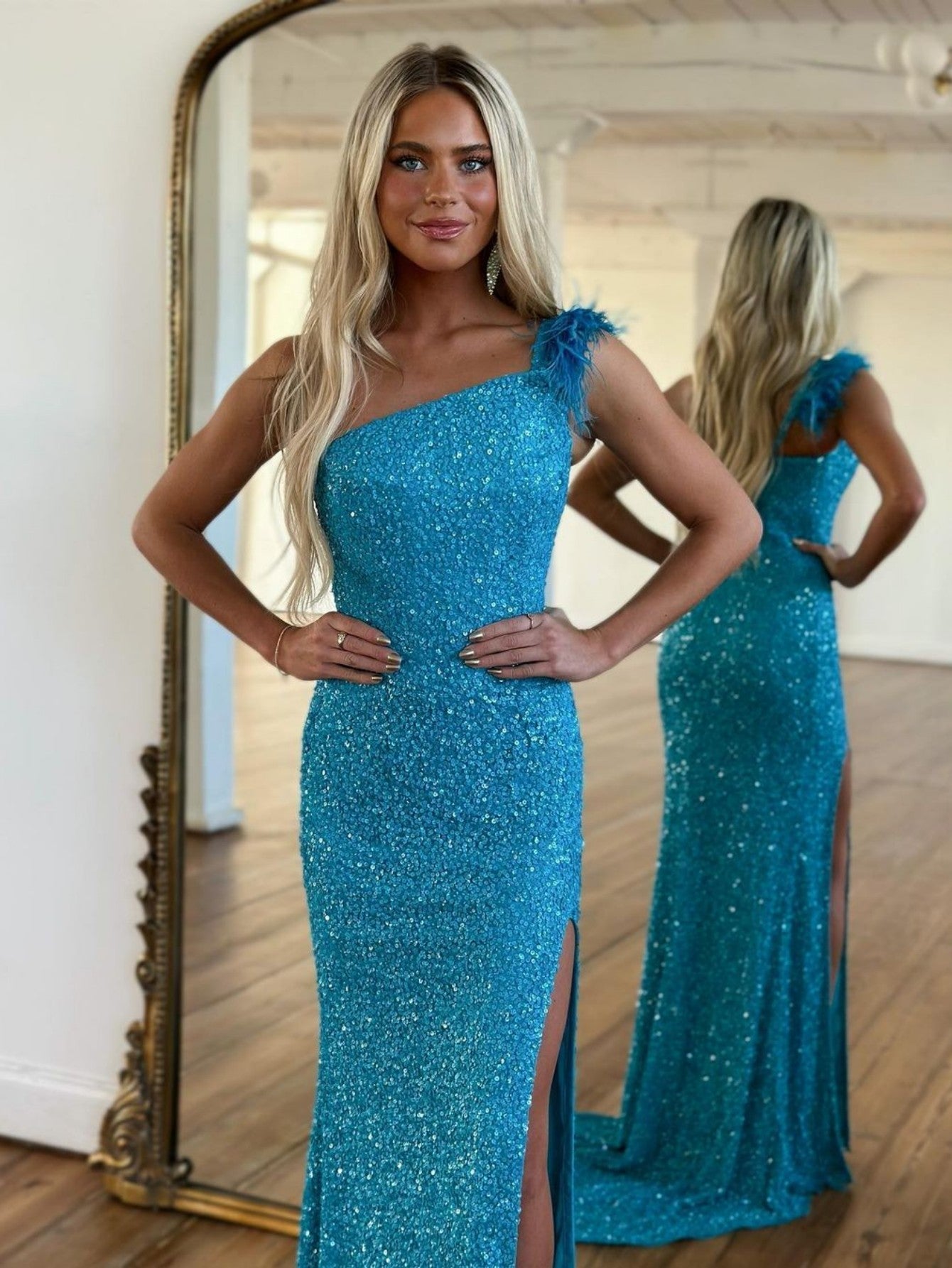 Vestido de fiesta de sirena con lentejuelas y un hombro al descubierto