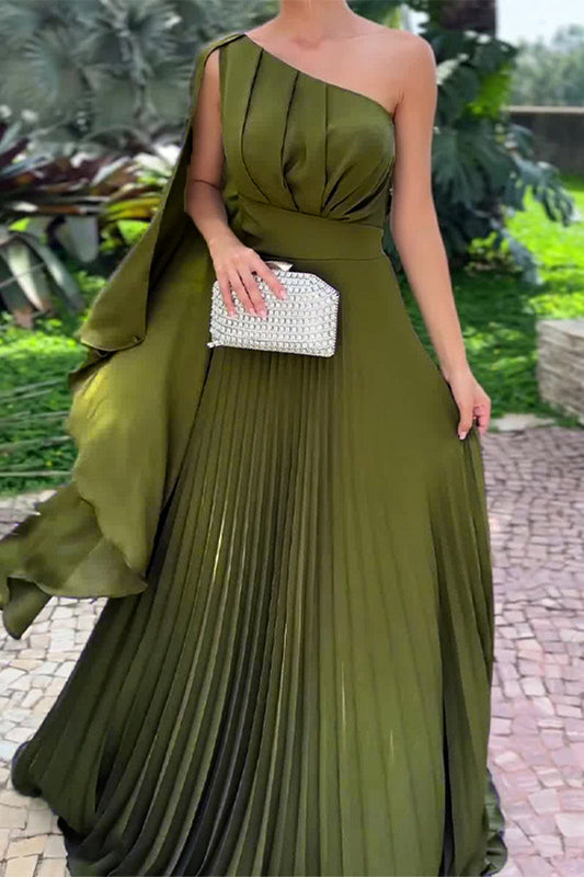 Elegante vestido de noche con pliegues sólidos, orillo fibroso, plisado y cuello oblicuo.