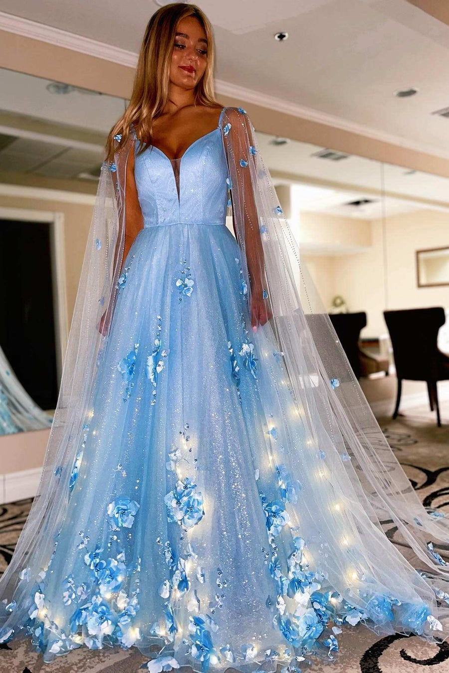 A-Linien-Ballkleid aus floraler Spitze mit Cape-Ärmeln