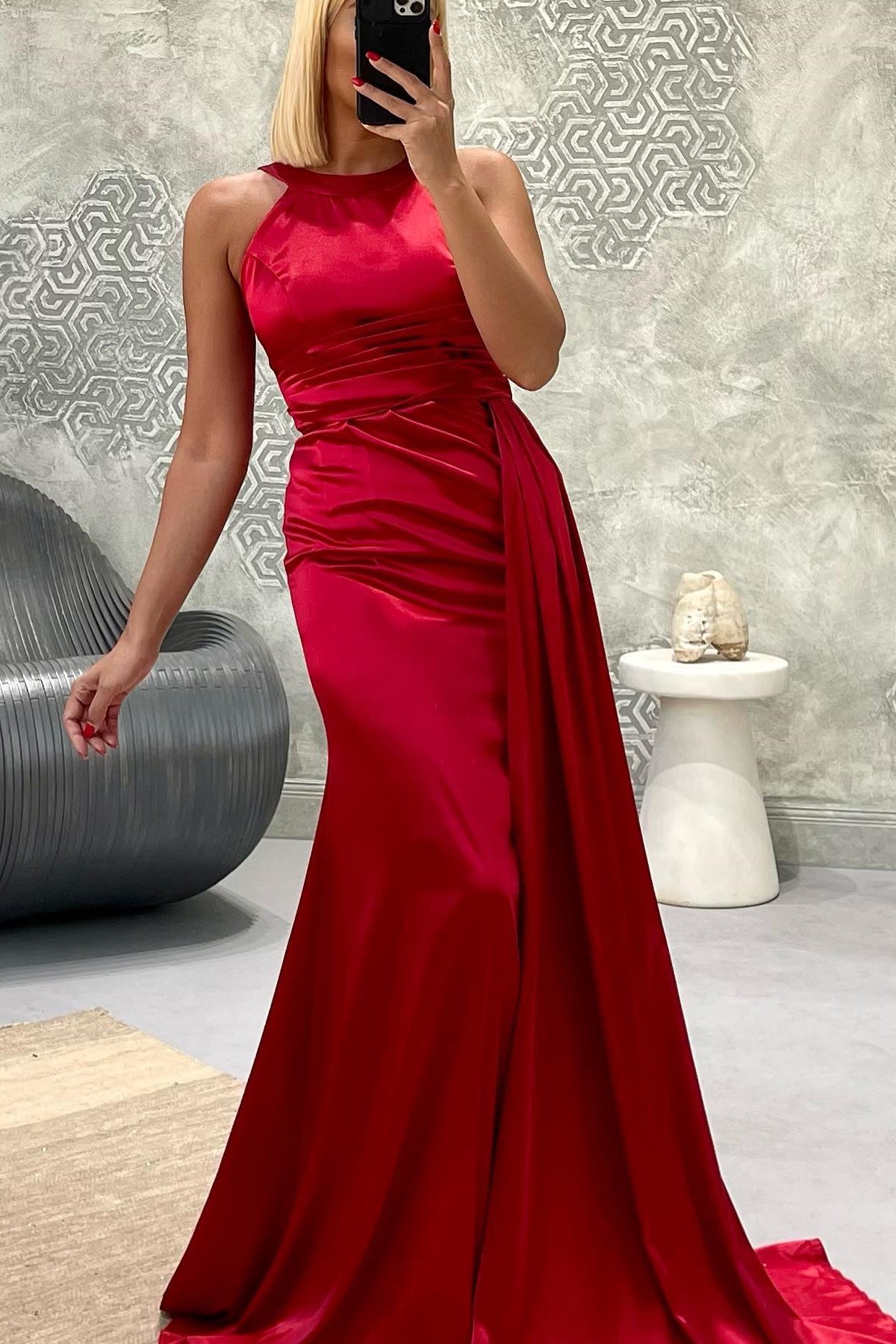 Elegante vestido de fiesta formal de satén con joya y corte sirena largo