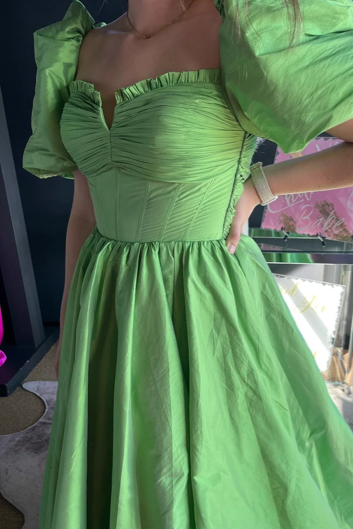 Vestido de fiesta largo de satén con mangas abullonadas y volantes