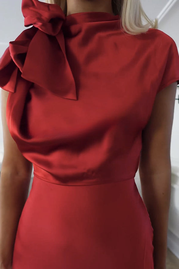 Heartfelt Wishes – Kurzärmliges Maxikleid aus Satin mit Schleife am Hals