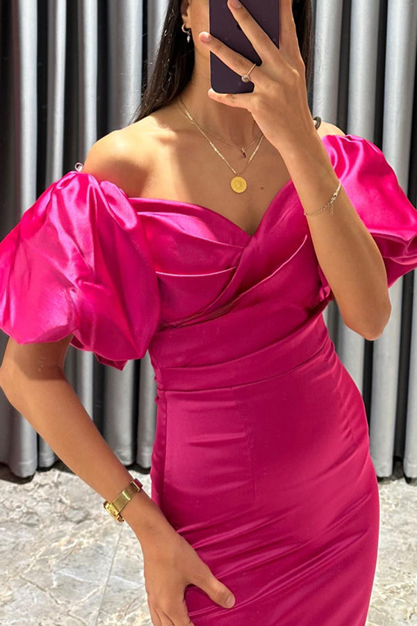 Talk Sweetly – Formelles Midikleid aus Satin mit Puffärmeln und gerüschter Brustpartie