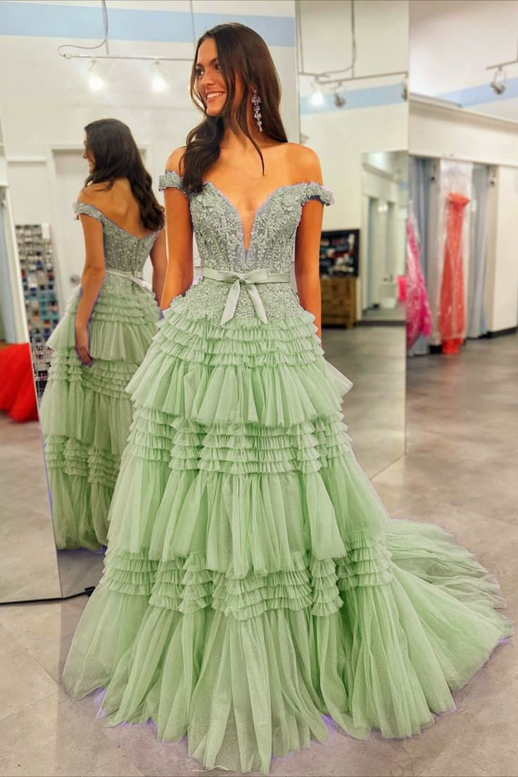 Vestido de fiesta largo rosa claro con volantes y corte princesa en A y hombros descubiertos de Roycebridal