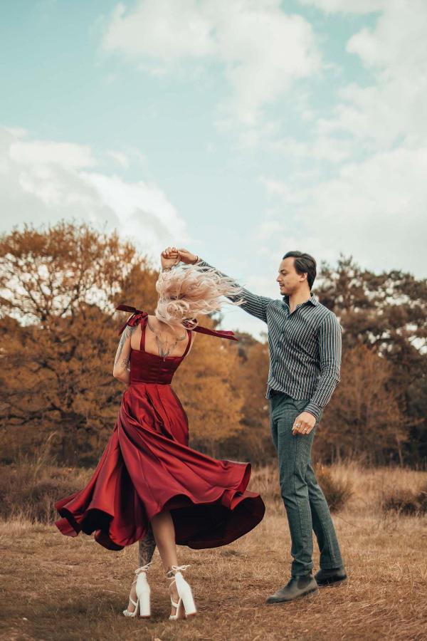 Vestido de fiesta burdeos con tirantes y escote corazón en línea