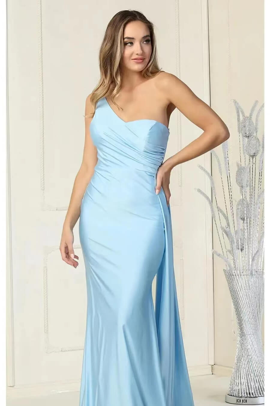 Elegante vestido de noche largo de sirena con un solo hombro y volantes