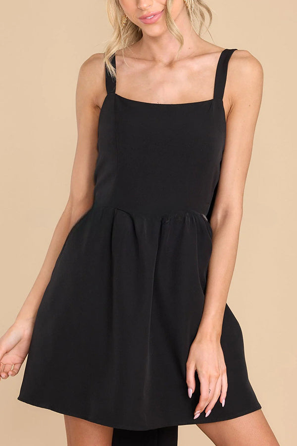 Elegantes, wunderschönes Minikleid mit übergroßer Schleife auf der Rückseite und breiten Trägern und Taschen