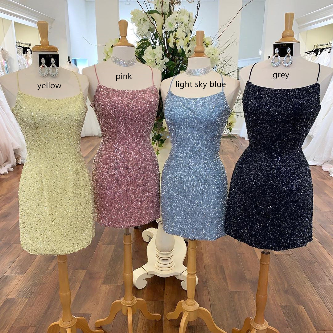 Figurbetontes Homecoming-Kleid aus Satin mit U-Ausschnitt und Perlen