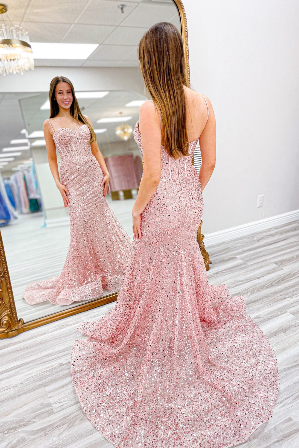 Vestido de fiesta largo con tirantes finos y lentejuelas de sirena