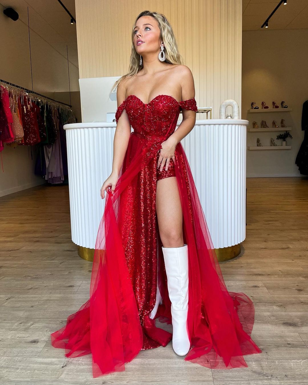 Schulterfreies langes Ballkleid mit roten Pailletten