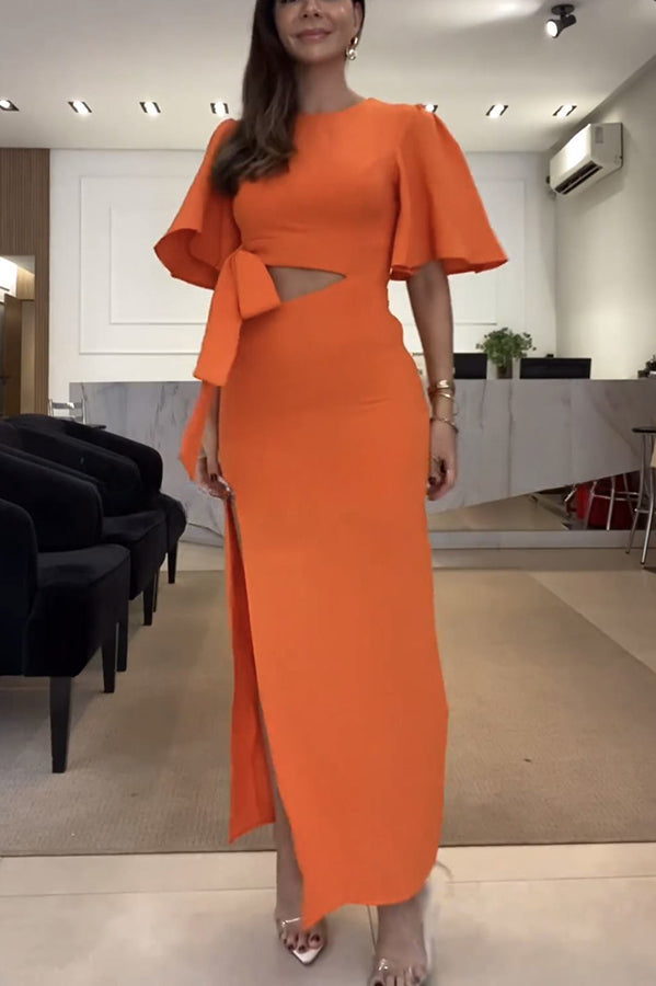 New Level of Beauty – Rückenfreies Maxikleid mit Glockenärmeln und Cut-Out-Taille
