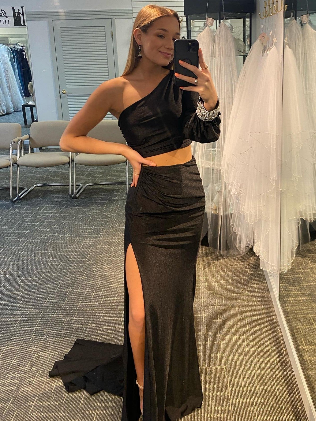 Vestido de fiesta largo negro de satén con escote sirena y un solo hombro, dos piezas