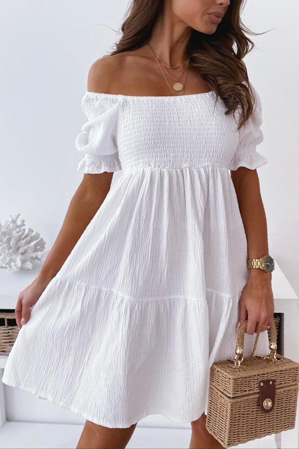 Enchanted – Schulterfreies, lockeres Kleid mit Smokarbeit