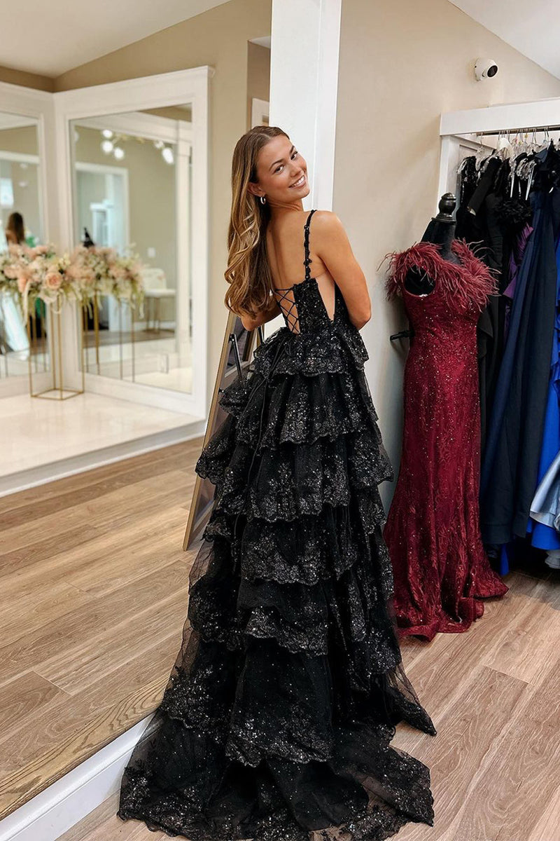 Vestido formal con tirantes, lentejuelas fucsias y capas con abertura