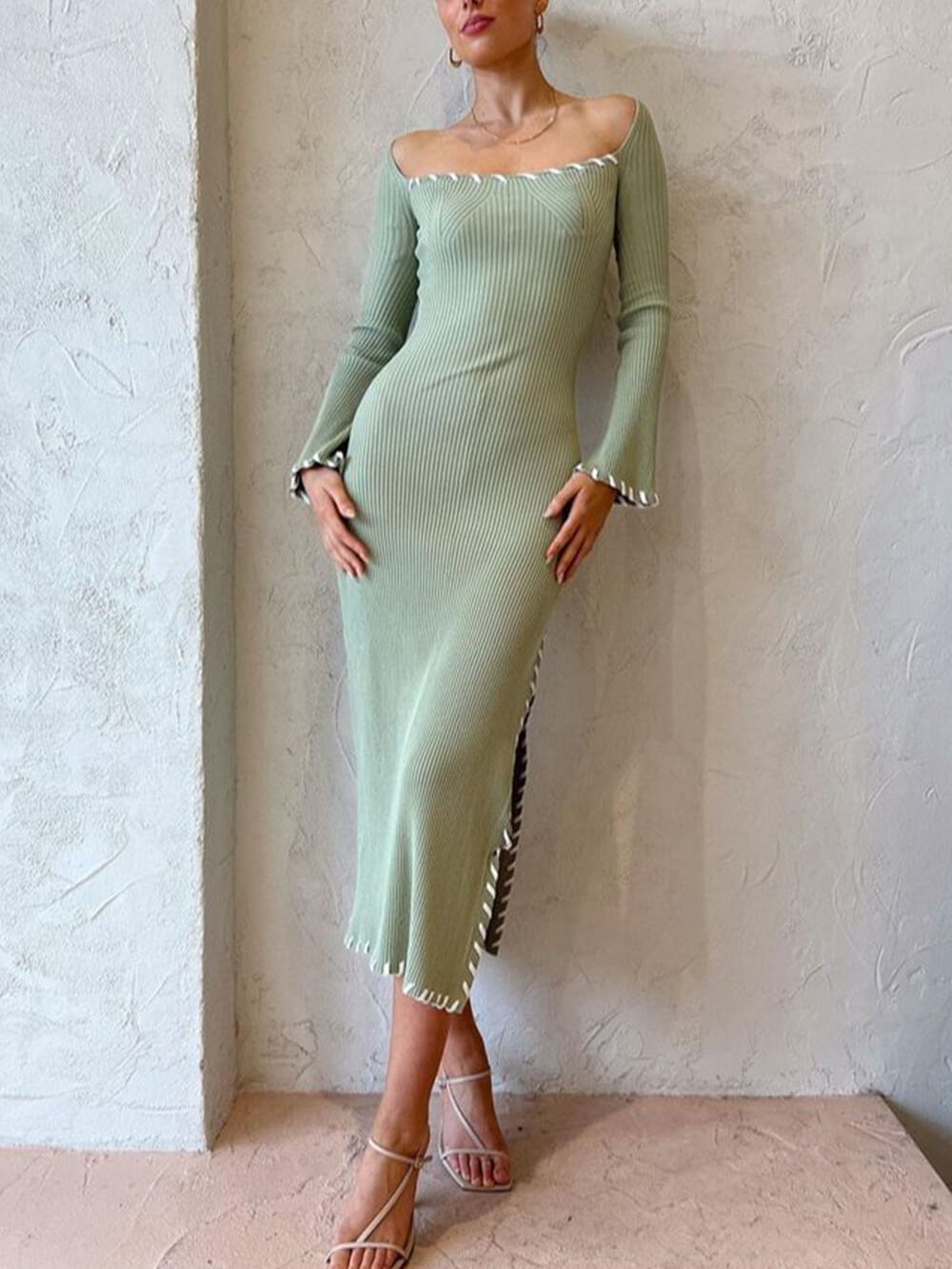 Einfarbiges, figurbetontes Midikleid mit hoher Taille und Schlitz