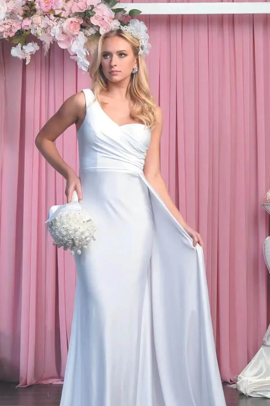 Elegante vestido de noche largo de sirena con un solo hombro y volantes