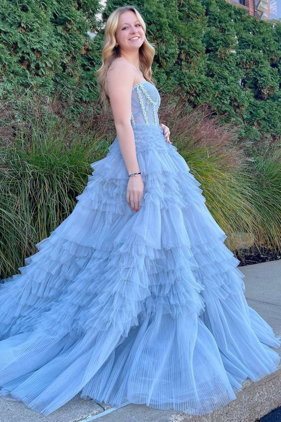 Vestido de fiesta de tul con capas, corte princesa, sin tirantes y corte A