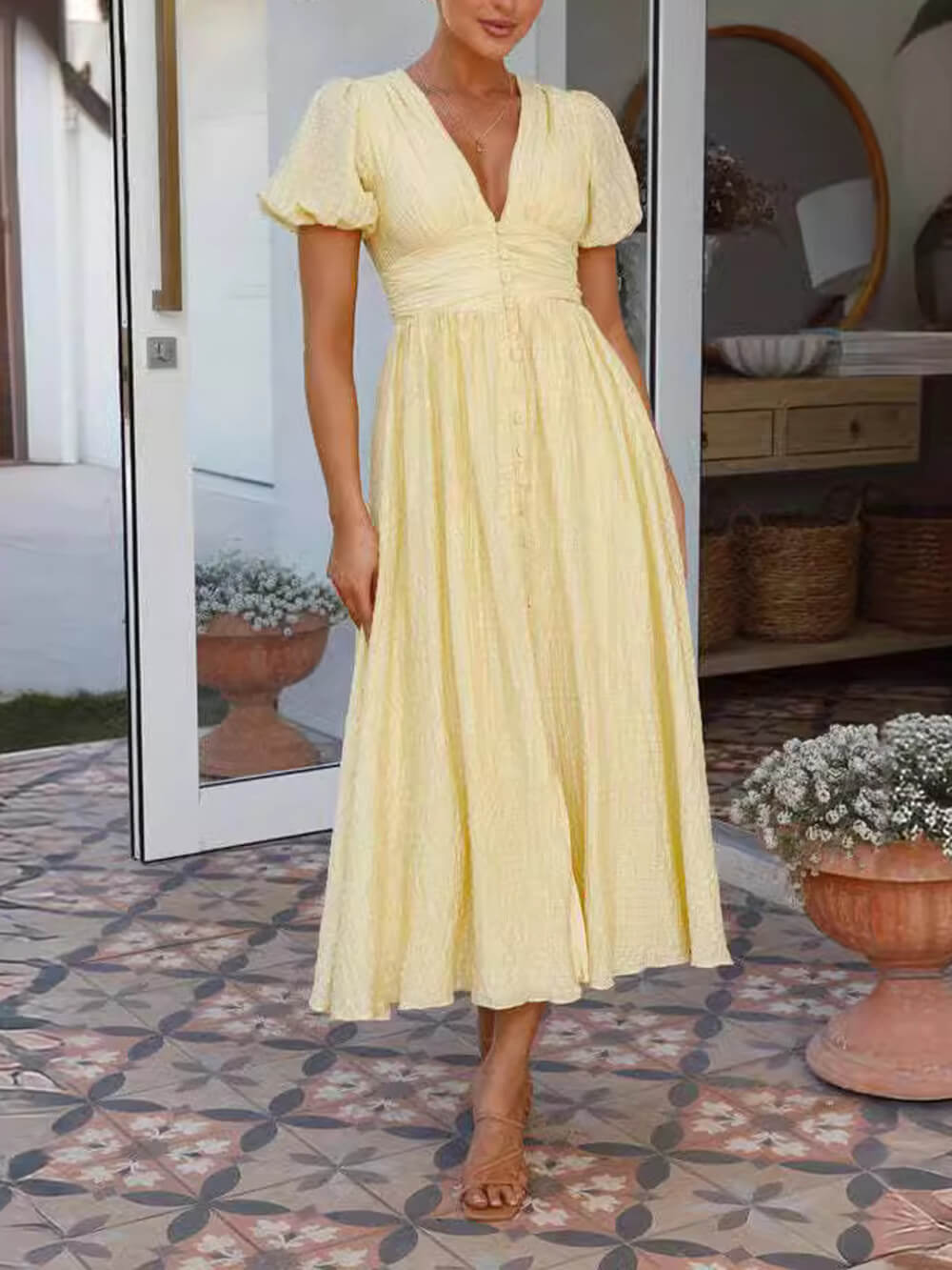 Kleid mit Puffärmeln, V-Ausschnitt und langem Oversize-Saum