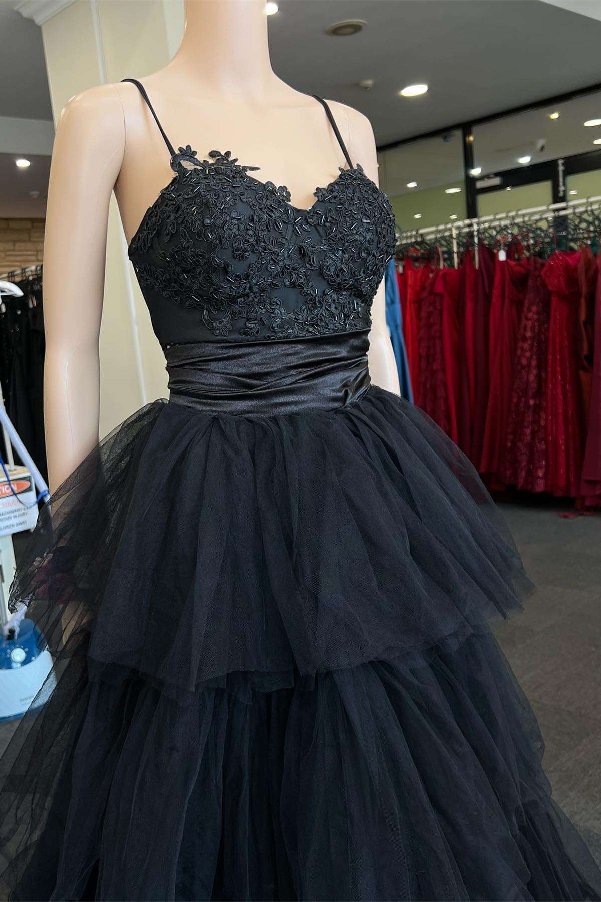 Vestido de fiesta largo Roycebridal con tirantes negros en varios niveles y corte A